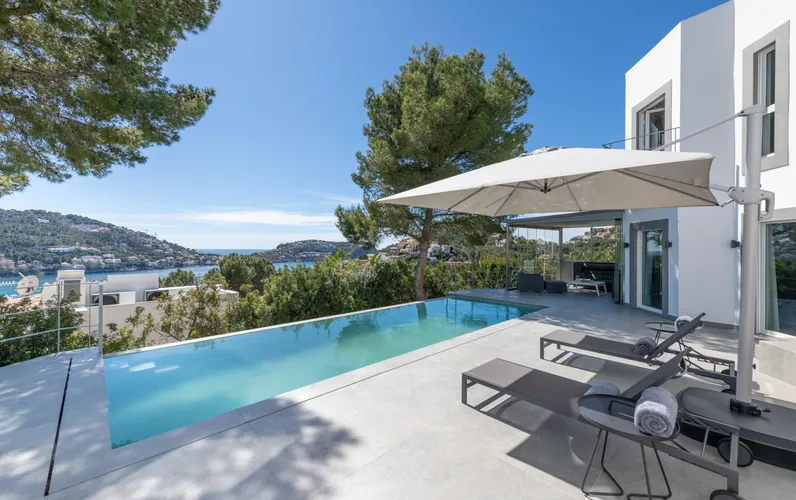 Nowoczesna designerska willa z widokiem na port w Port Andratx