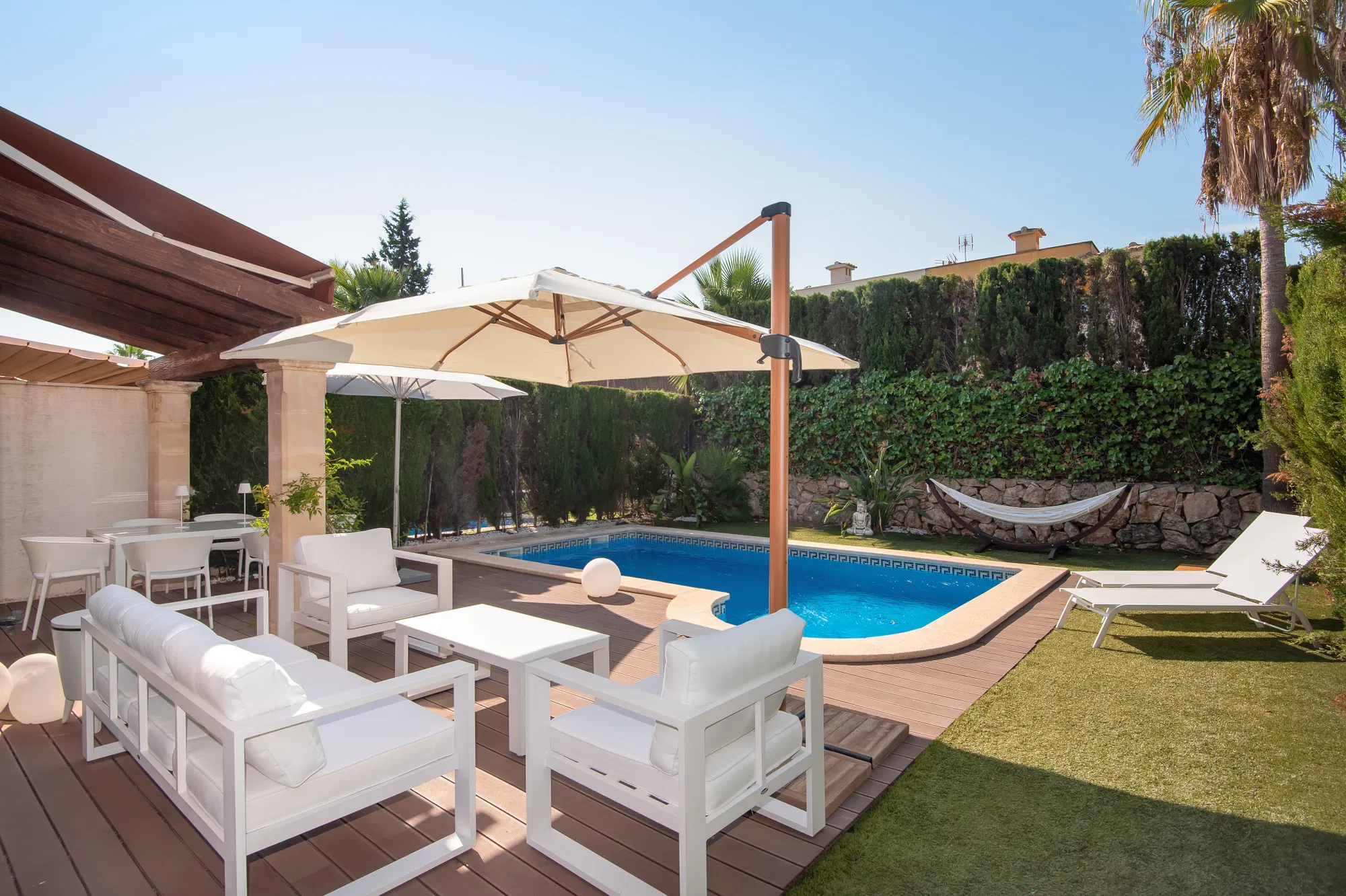 Una encantadora casa adossada amb piscina i garatge-4