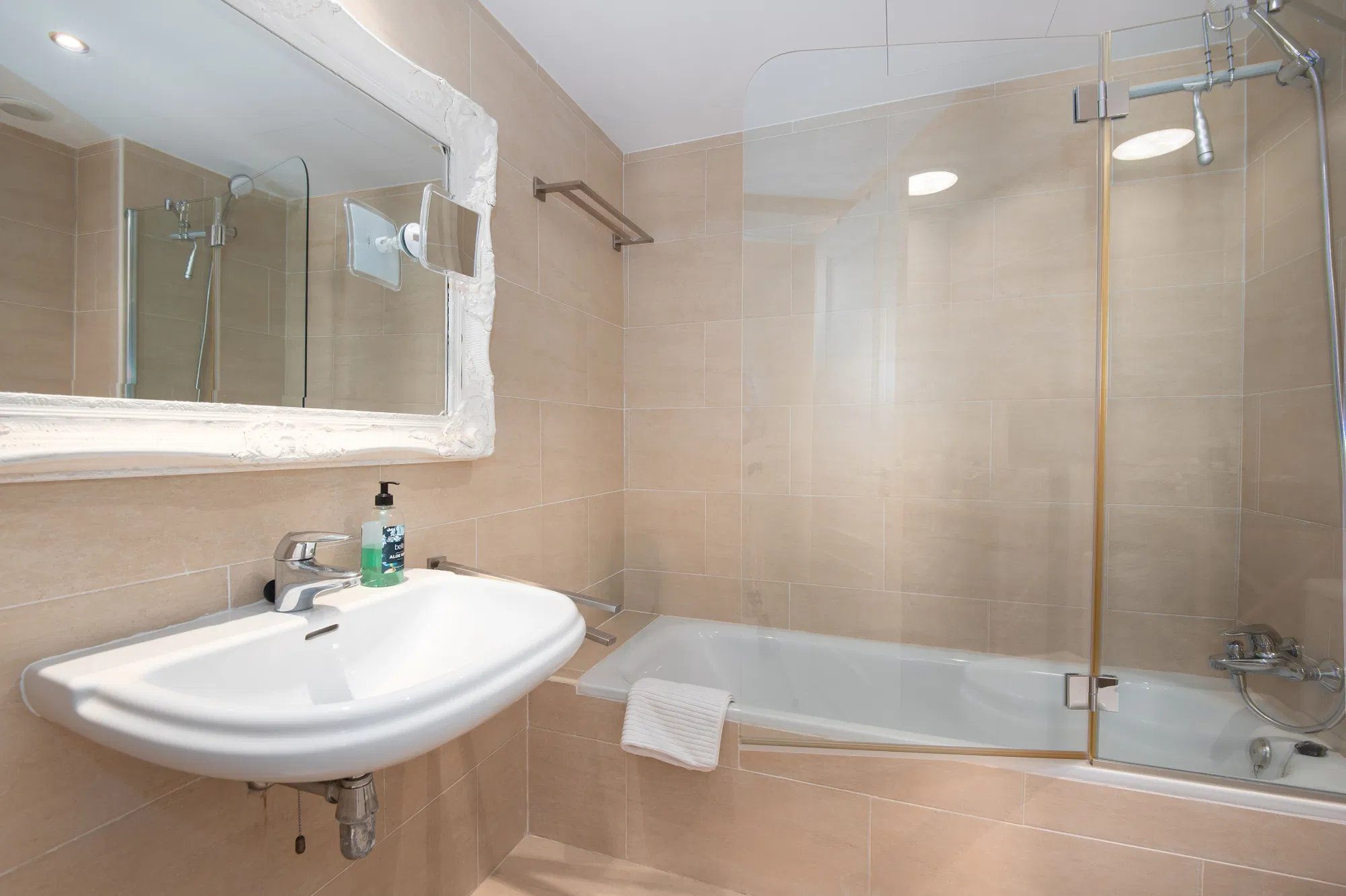 Una encantadora casa adossada amb piscina i garatge-12