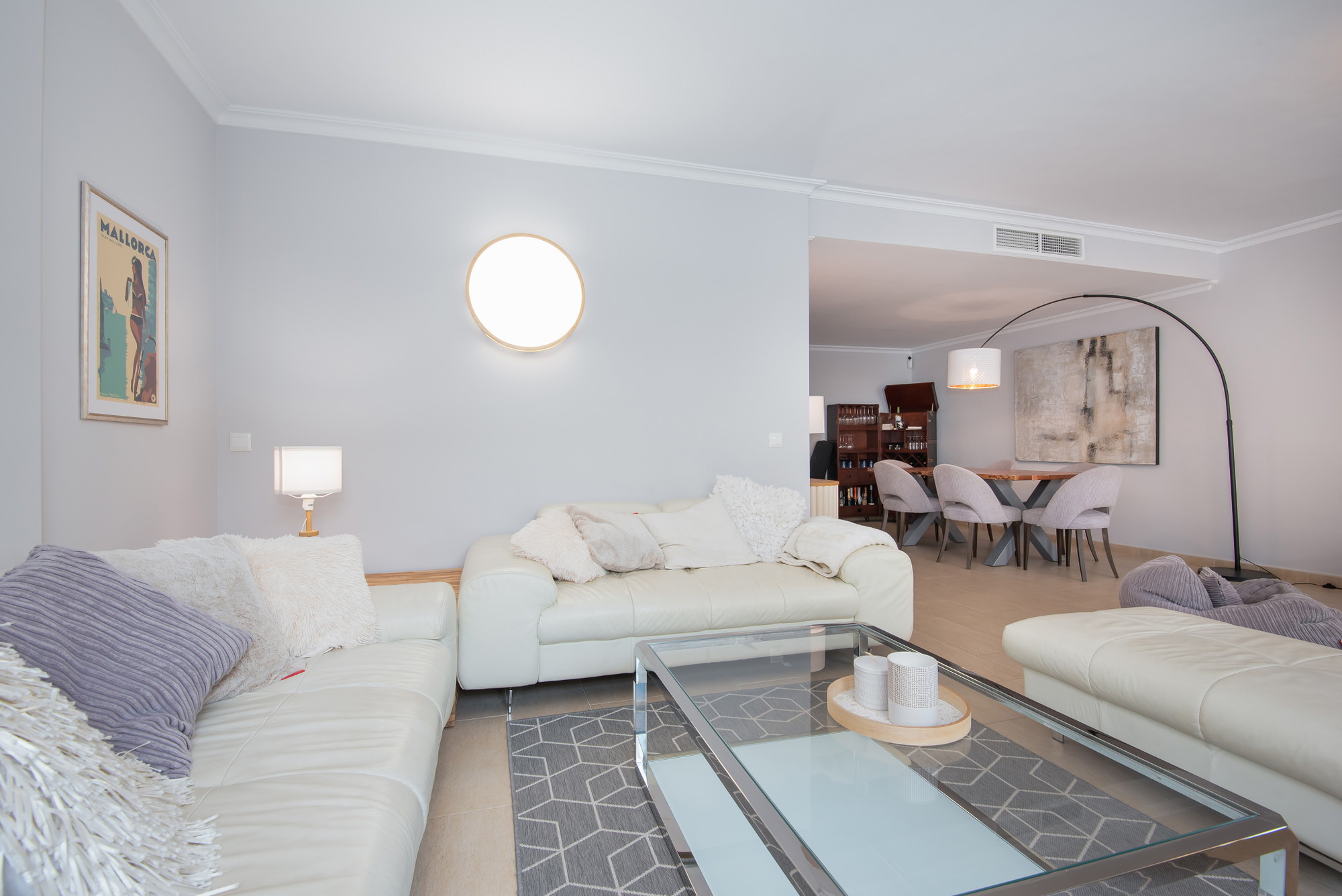 Una encantadora casa adossada amb piscina i garatge-7