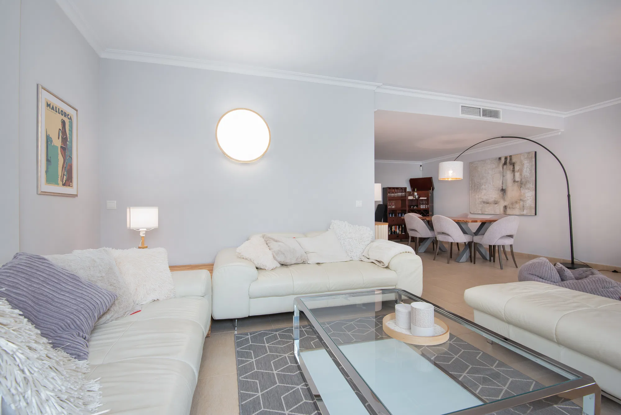 Una encantadora casa adossada amb piscina i garatge-7