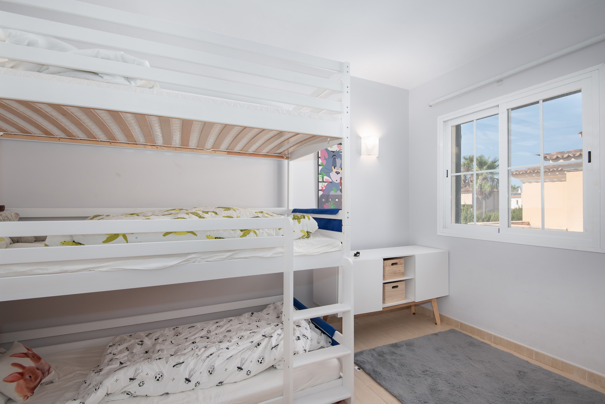 Una encantadora casa adossada amb piscina i garatge-16