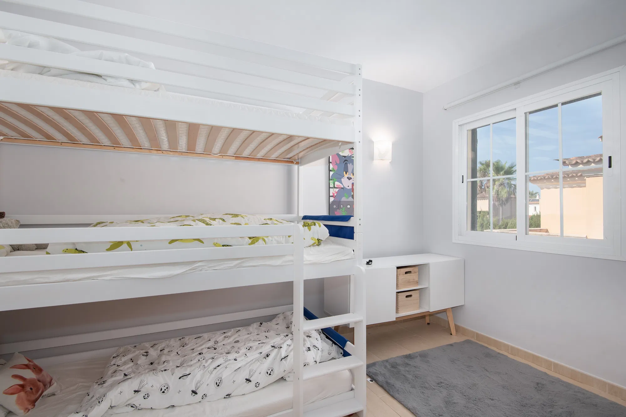 Una encantadora casa adossada amb piscina i garatge-16