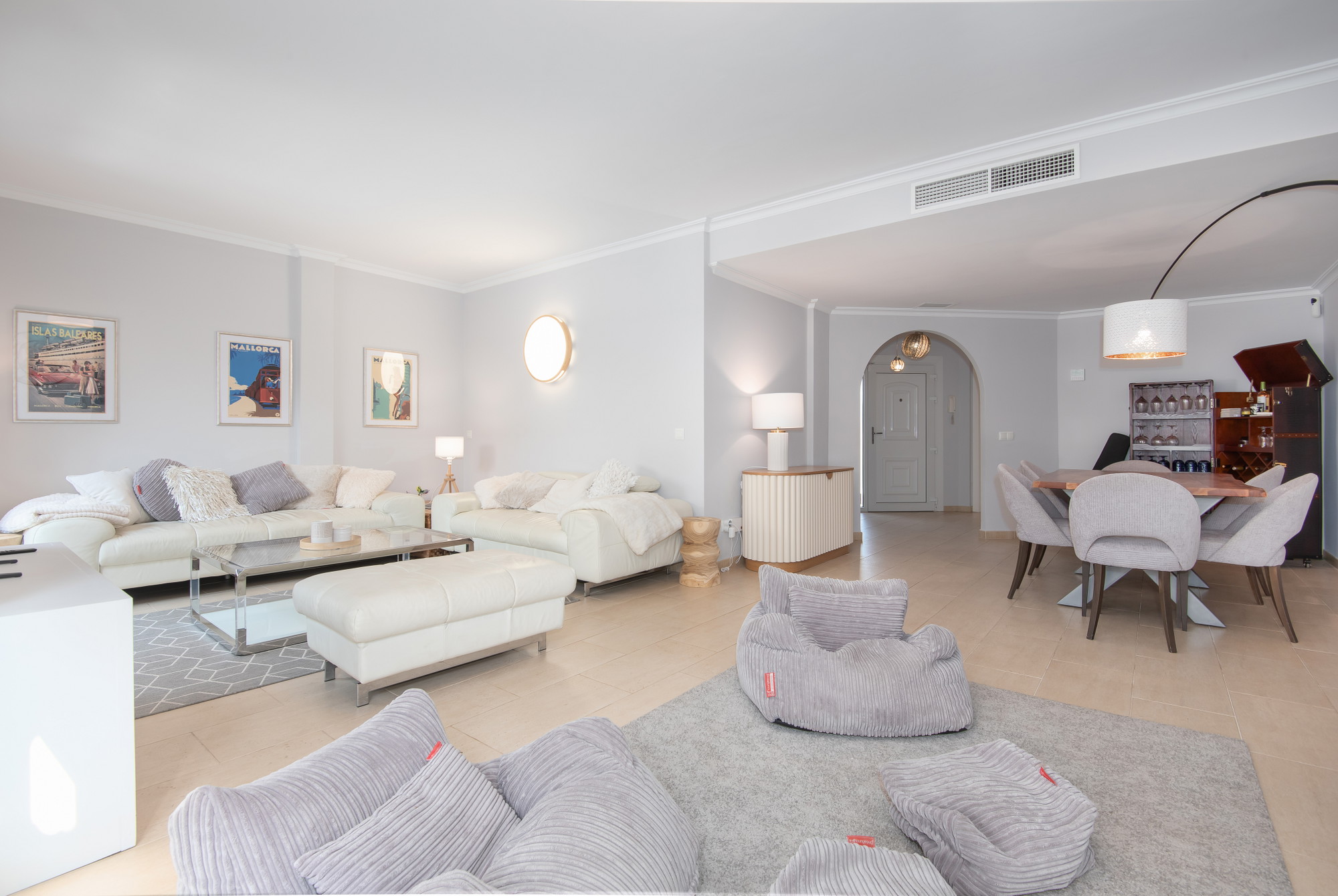 Una encantadora casa adossada amb piscina i garatge-8