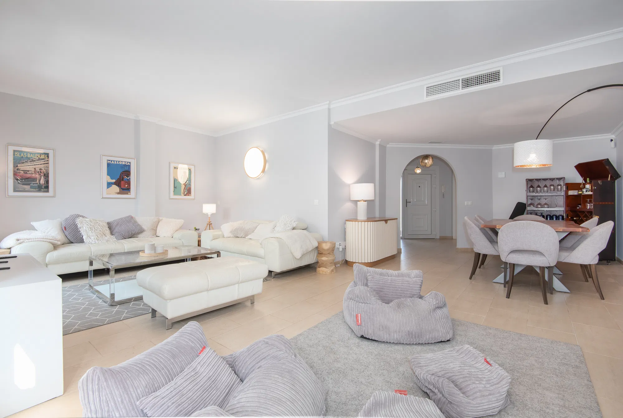 Una encantadora casa adossada amb piscina i garatge-8