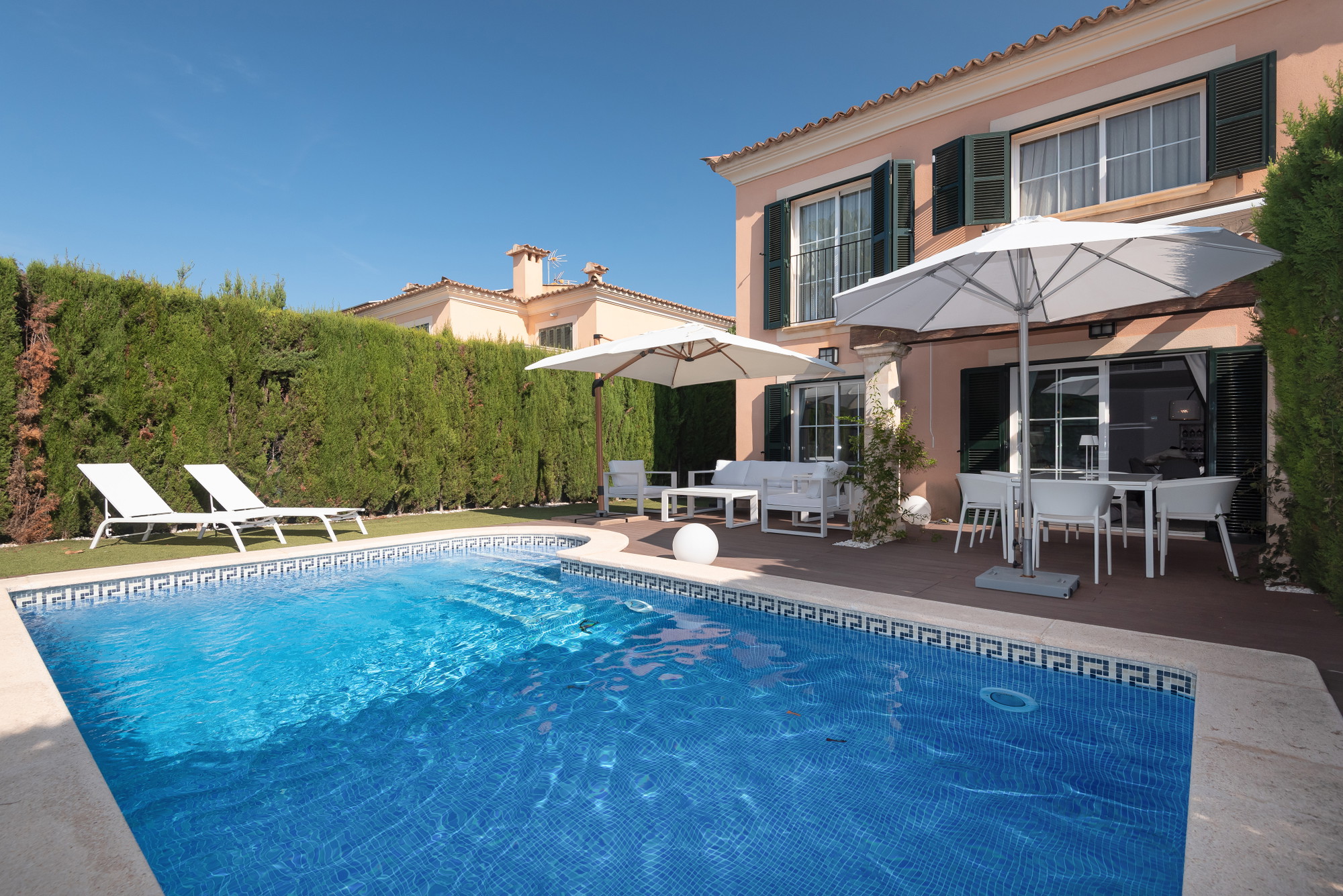 Una encantadora casa adossada amb piscina i garatge-3