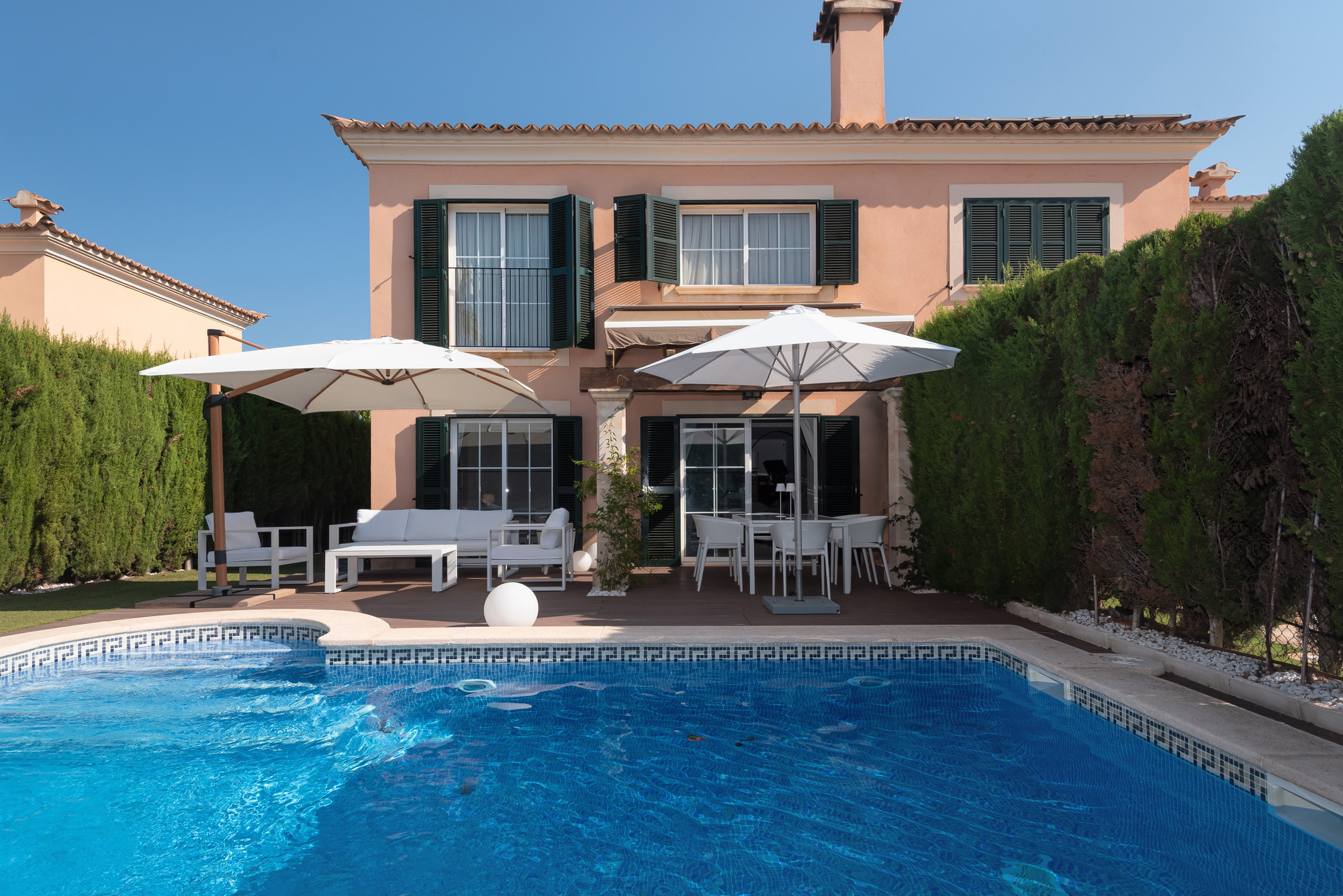 Una encantadora casa adossada amb piscina i garatge-2