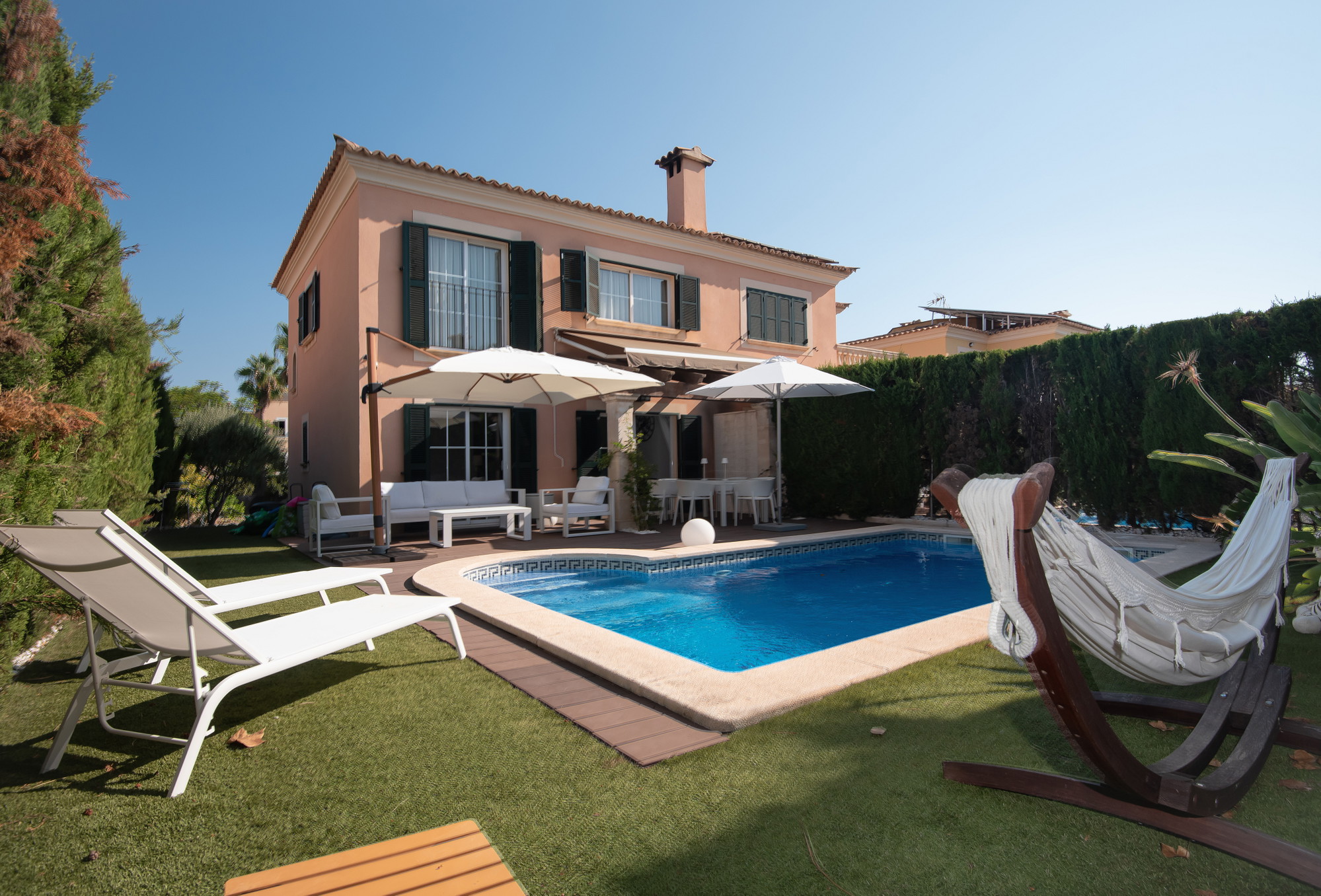 Una encantadora casa adossada amb piscina i garatge