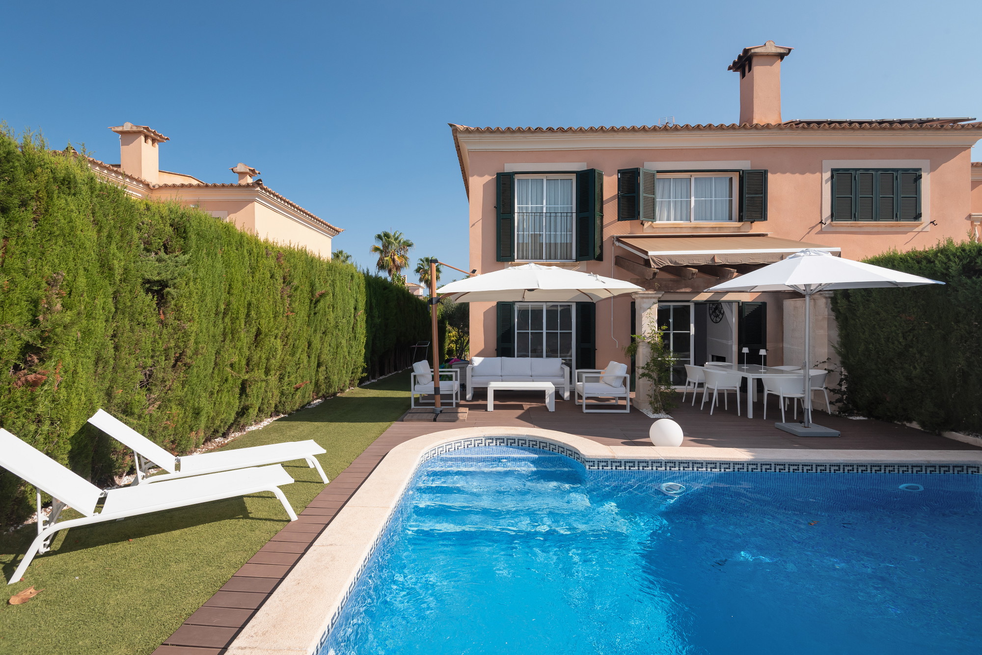Una encantadora casa adossada amb piscina i garatge-18