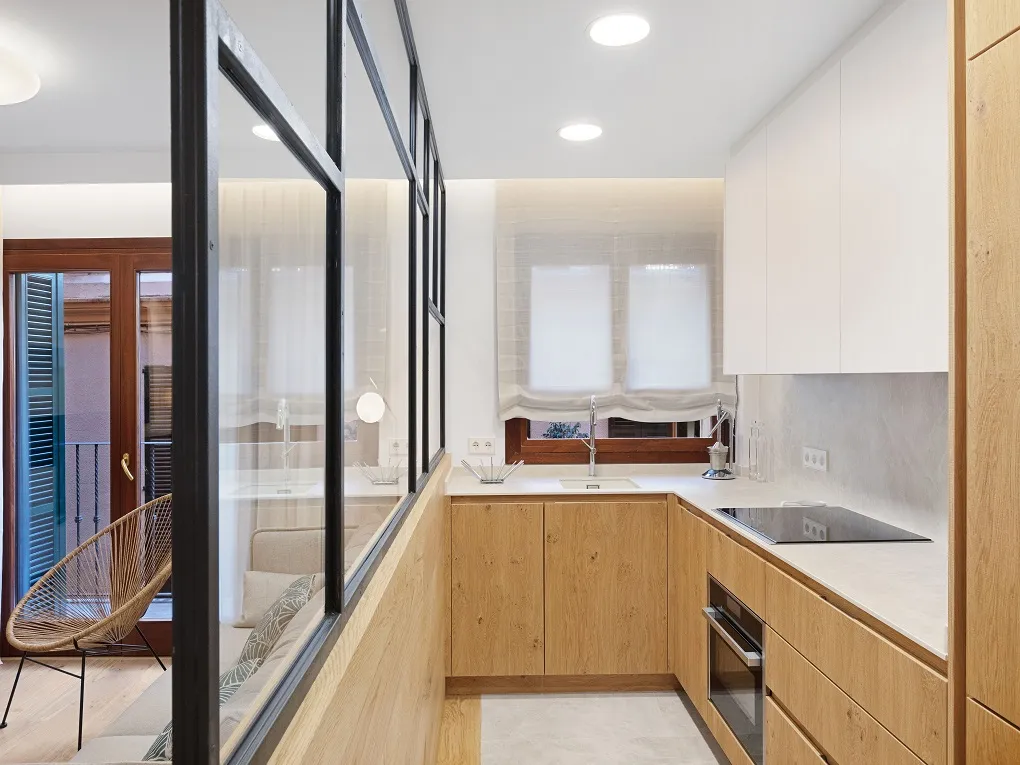 Renoveret designerlejlighed med balkon og elevator, tæt på Jaime III-6