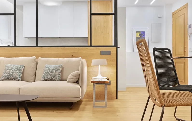 Pis de disseny renovat amb balcó  con ascensor