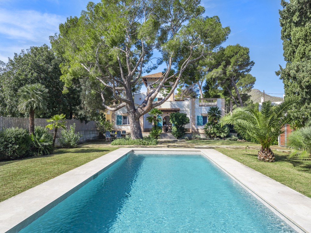 Excellente villa près de la plage avec grande piscine et garage