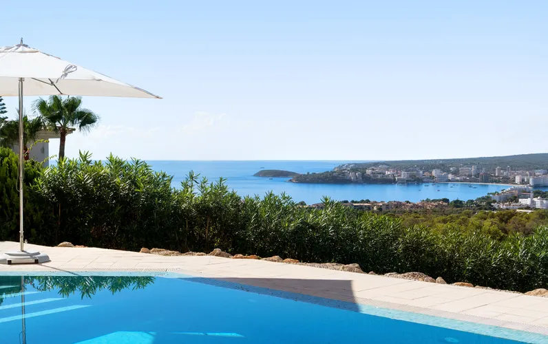 Moderne Villa mit spektakulärem Blick auf das Meer und die Bucht
