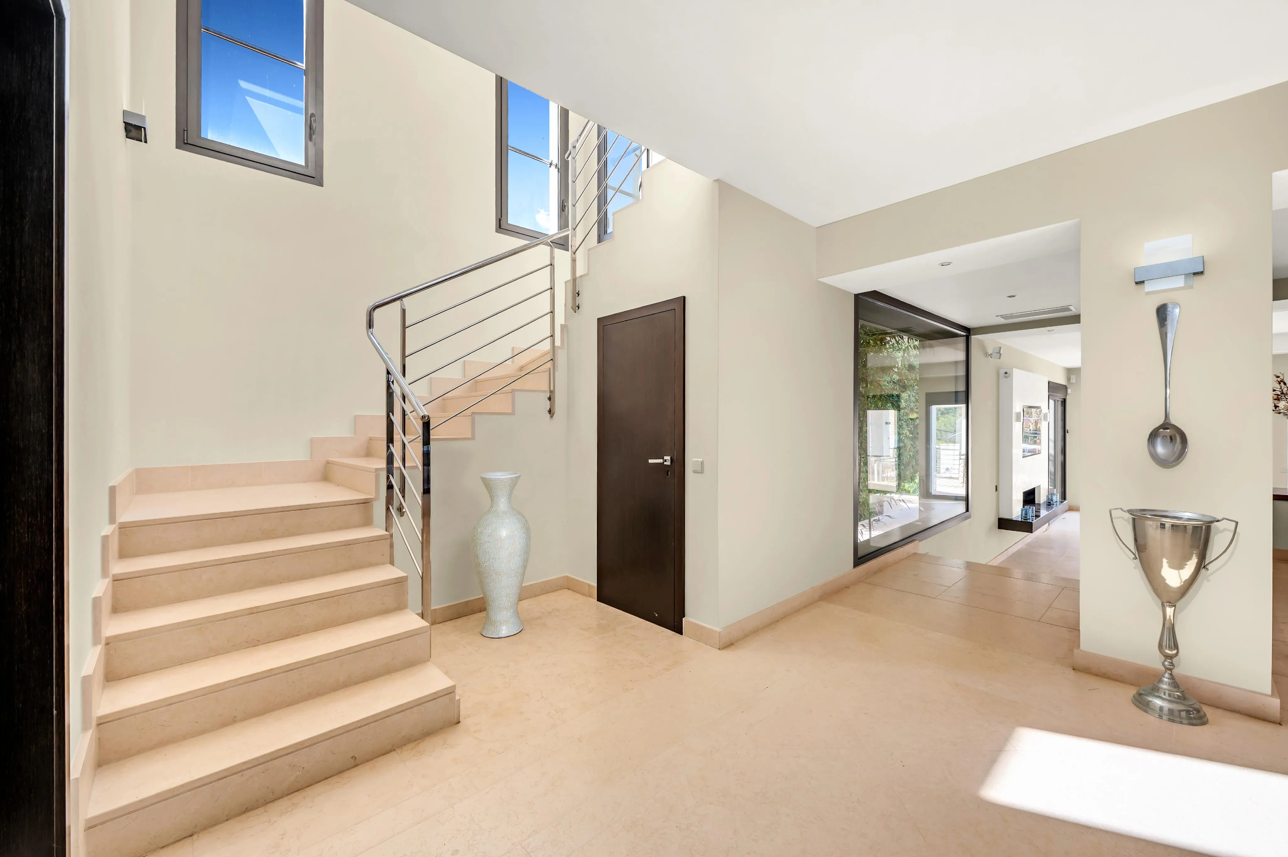 Modern villa med spektakulär utsikt över havet och bukten-7