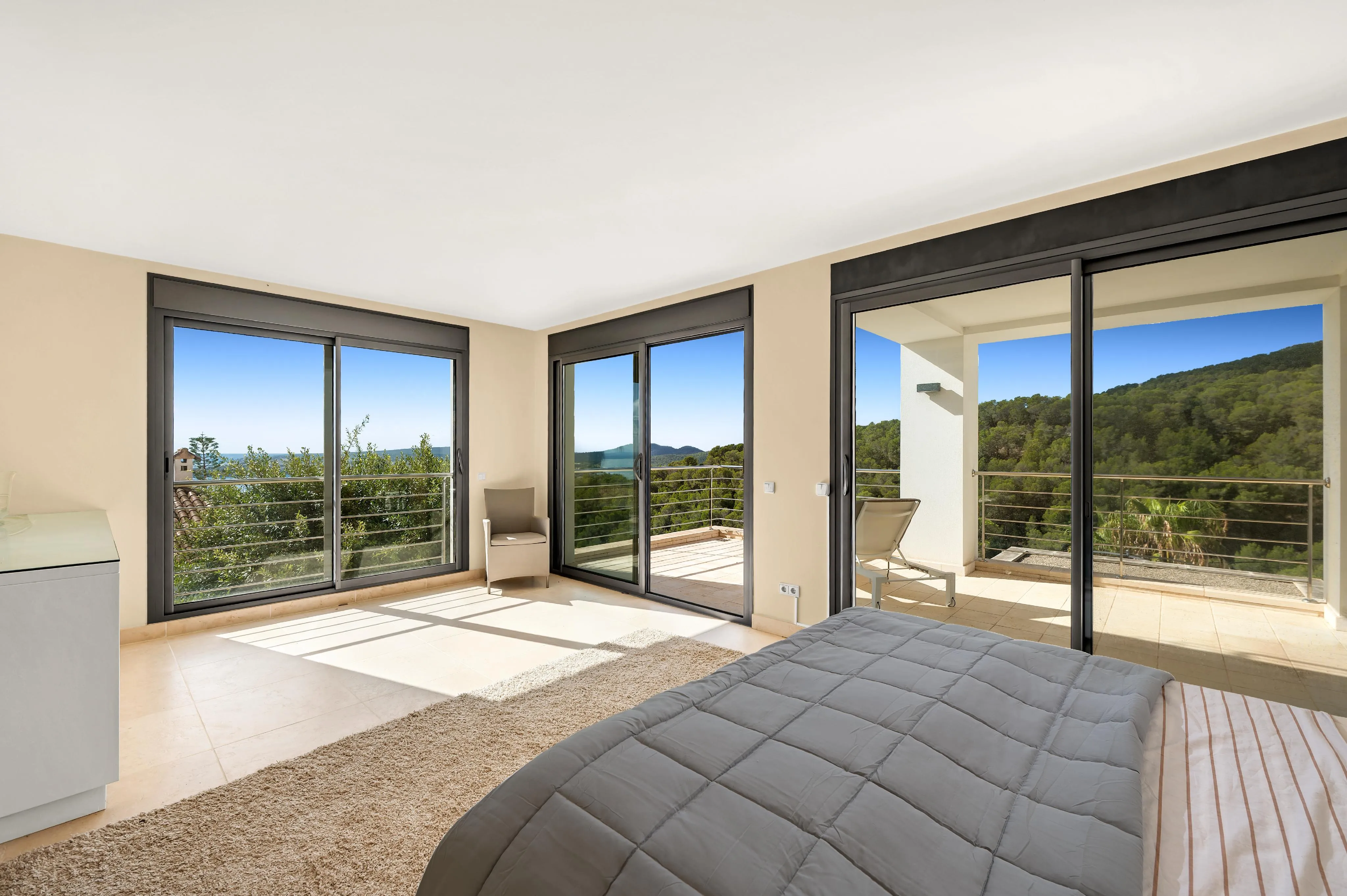 Modern villa med spektakulär utsikt över havet och bukten-9