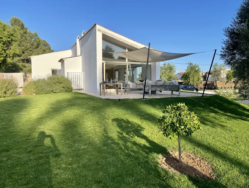 Ett elegant semesterhus med pool och pittoresk utsikt-15