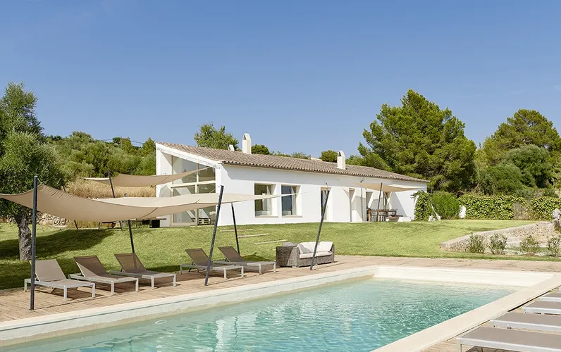 Una casa vacanze elegante con piscina e viste pittoresche