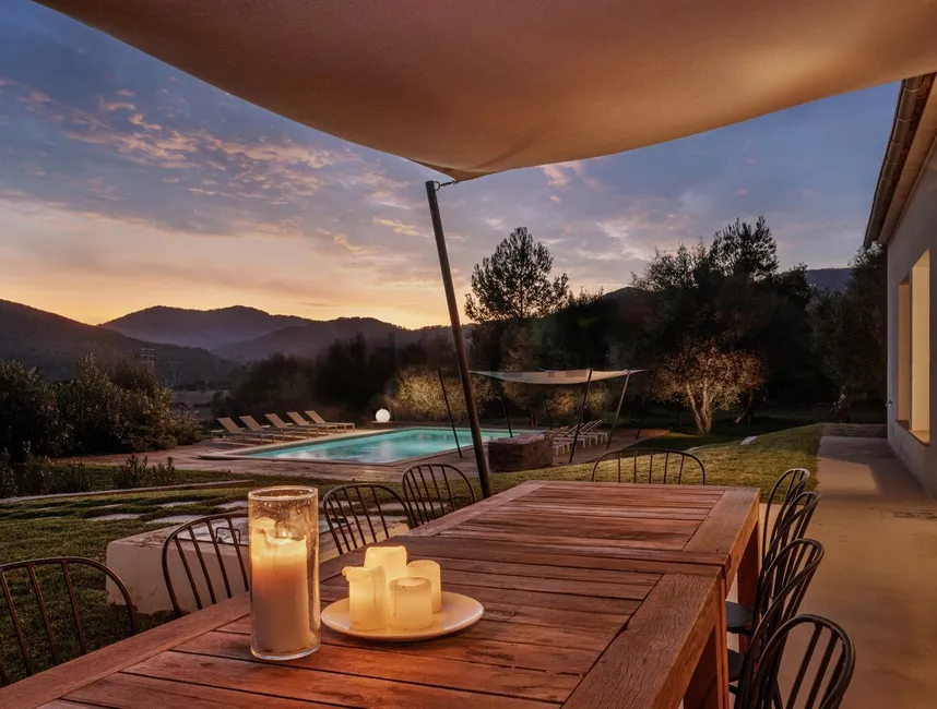 Stylowy dom wakacyjny z basenem i malowniczymi widokami-4