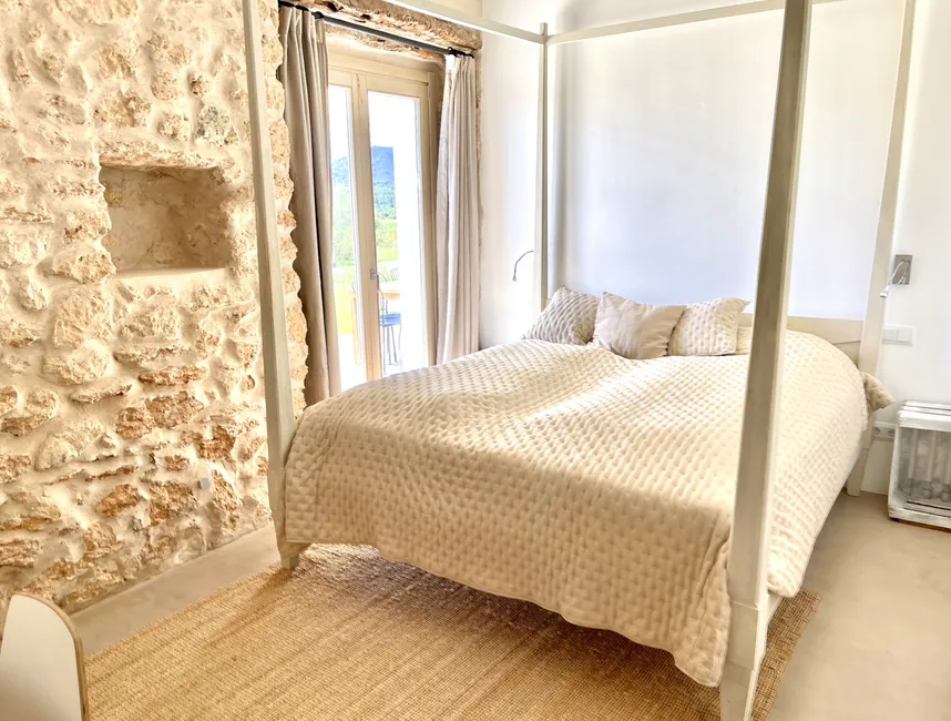 Ett elegant semesterhus med pool och pittoresk utsikt-12