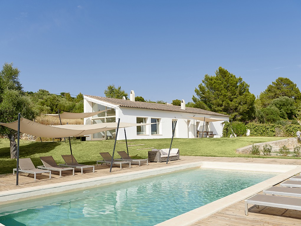 Ein stilvolles Ferienhaus mit Pool und malerischer Aussicht