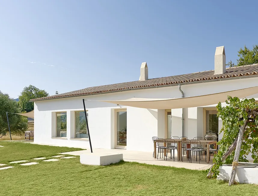 Stylowy dom wakacyjny z basenem i malowniczymi widokami-17