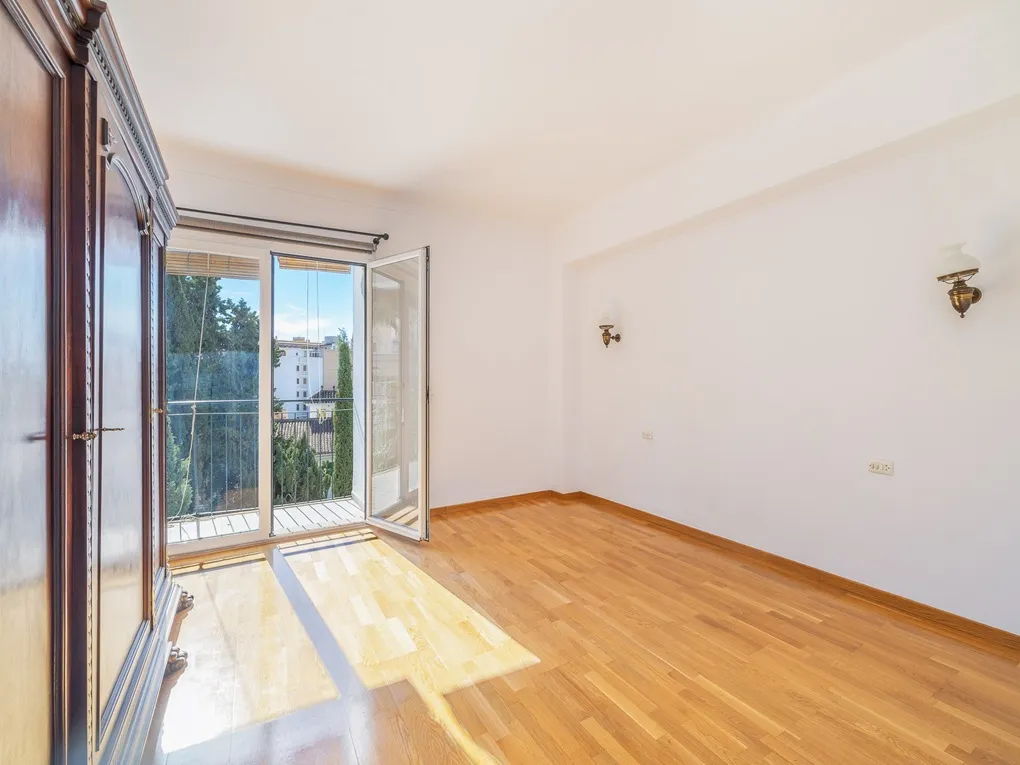 Charmig lägenhet i behov av renovering-6