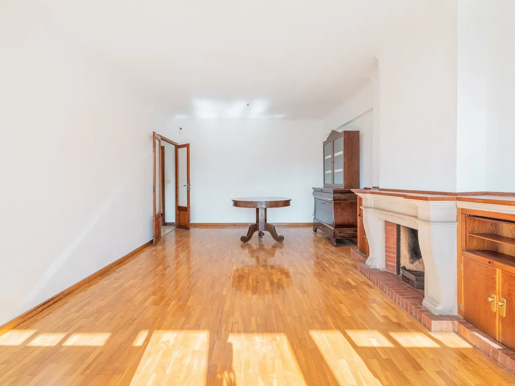 Charmig lägenhet i behov av renovering-4