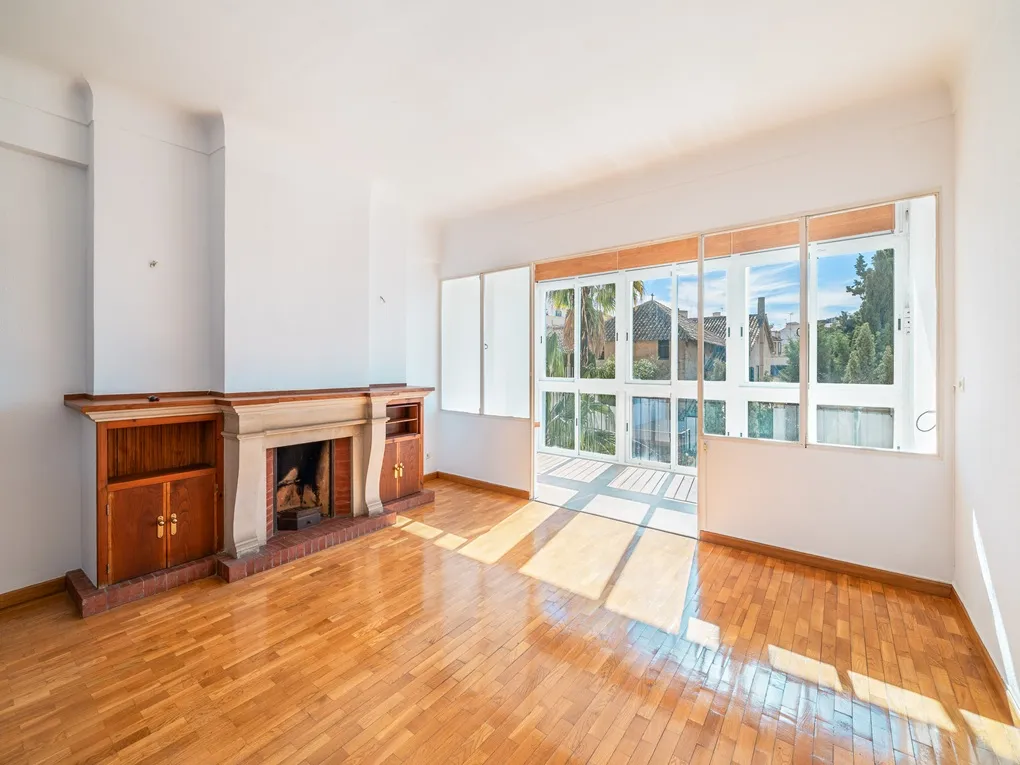 Charmig lägenhet i behov av renovering-1