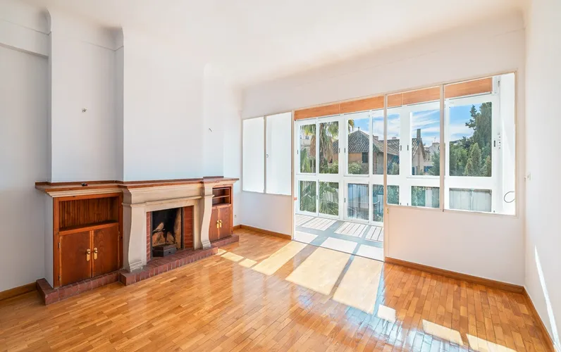 Charmig lägenhet i behov av renovering