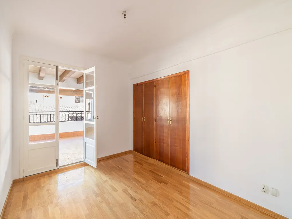 Charmig lägenhet i behov av renovering-8