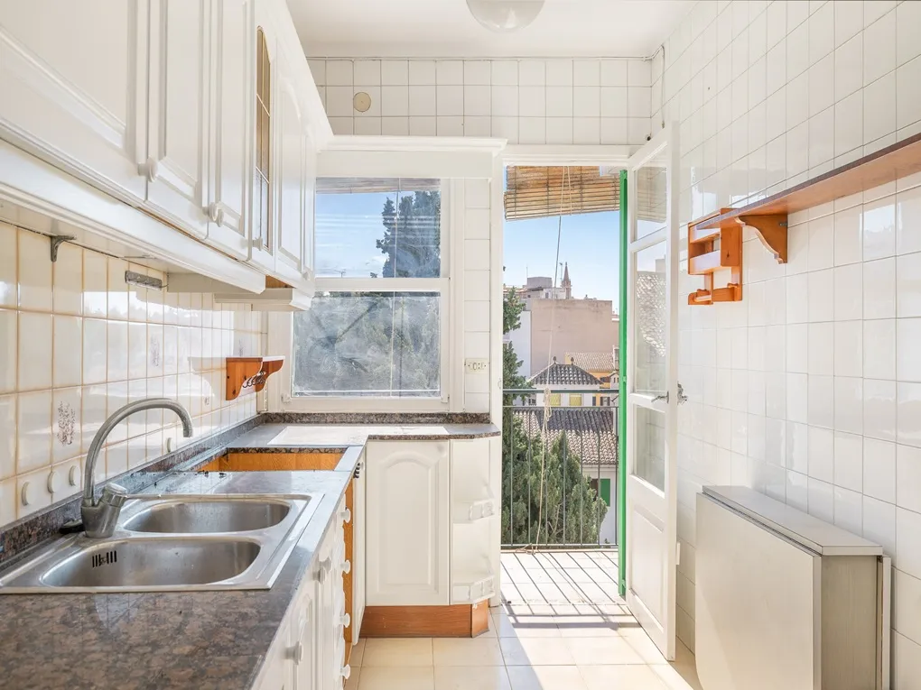 Charmig lägenhet i behov av renovering-5