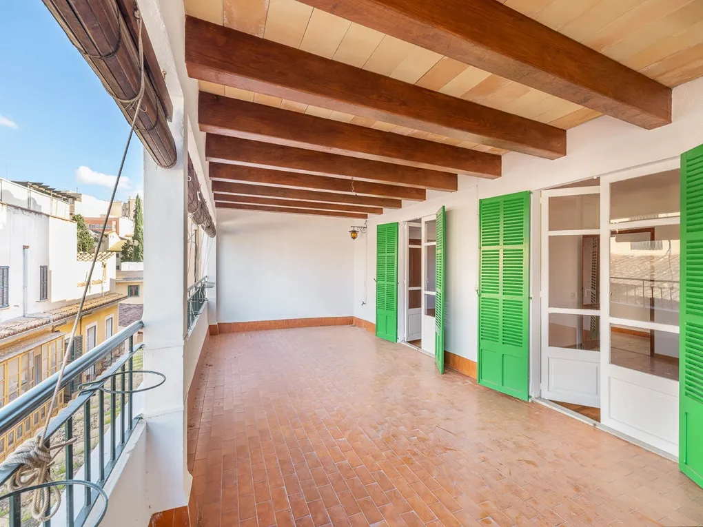 Charmig lägenhet i behov av renovering-10