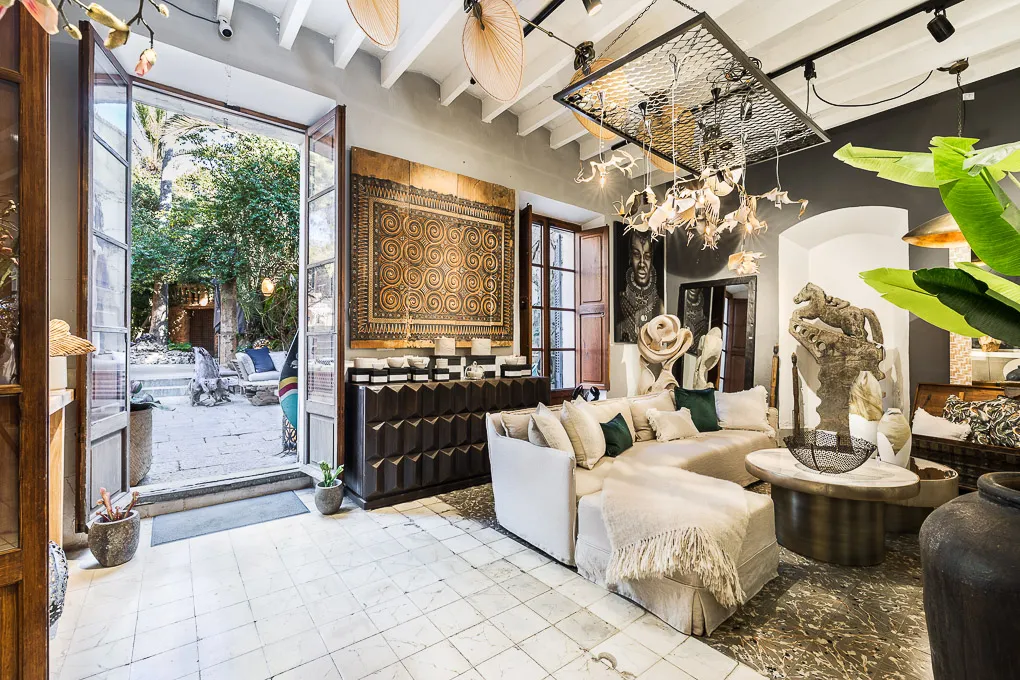 Historisk palads med stor have i centrum af byen-4