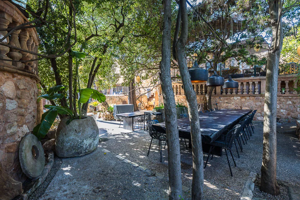 Palau històric amb gran jardí-8