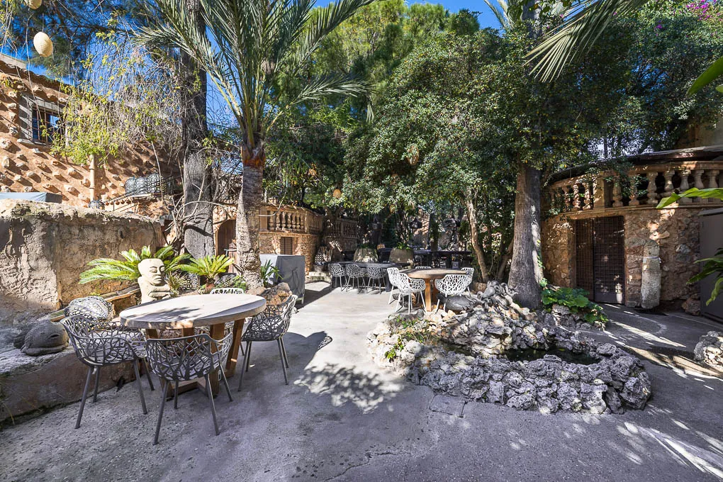 Palau històric amb gran jardí-9