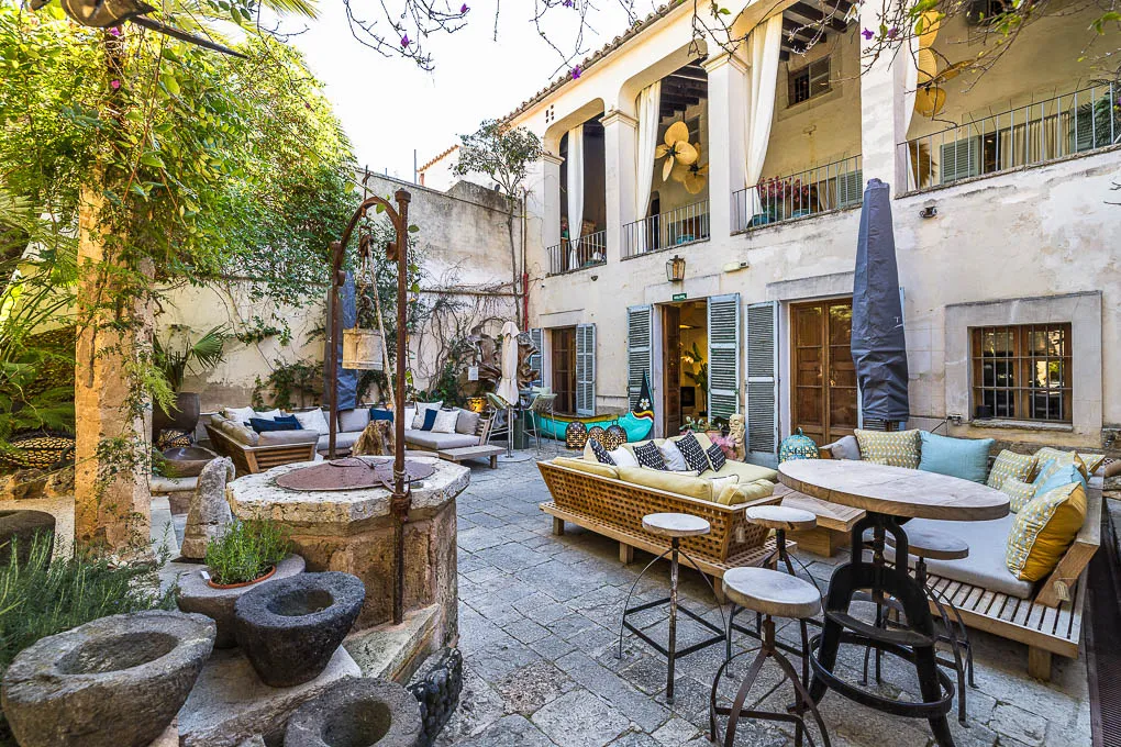 Palau històric amb gran jardí-10