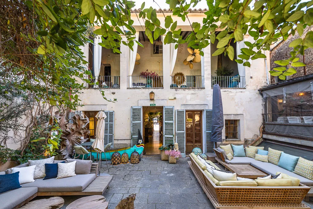 Palau històric amb gran jardí-1