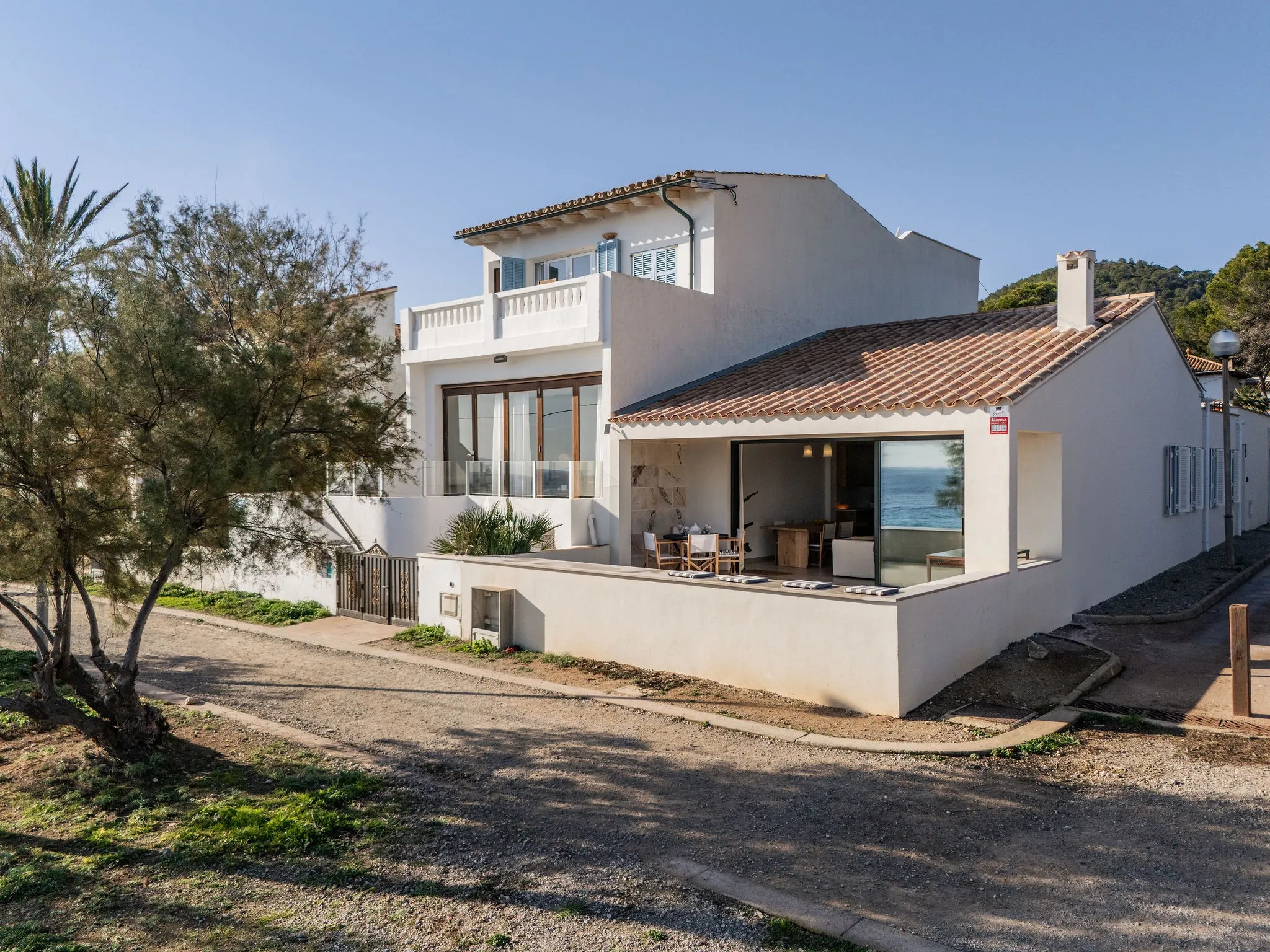 Descubre el lujo costero moderno: Casa en Capdepera con vistas al mar y acceso directo a la playa-2
