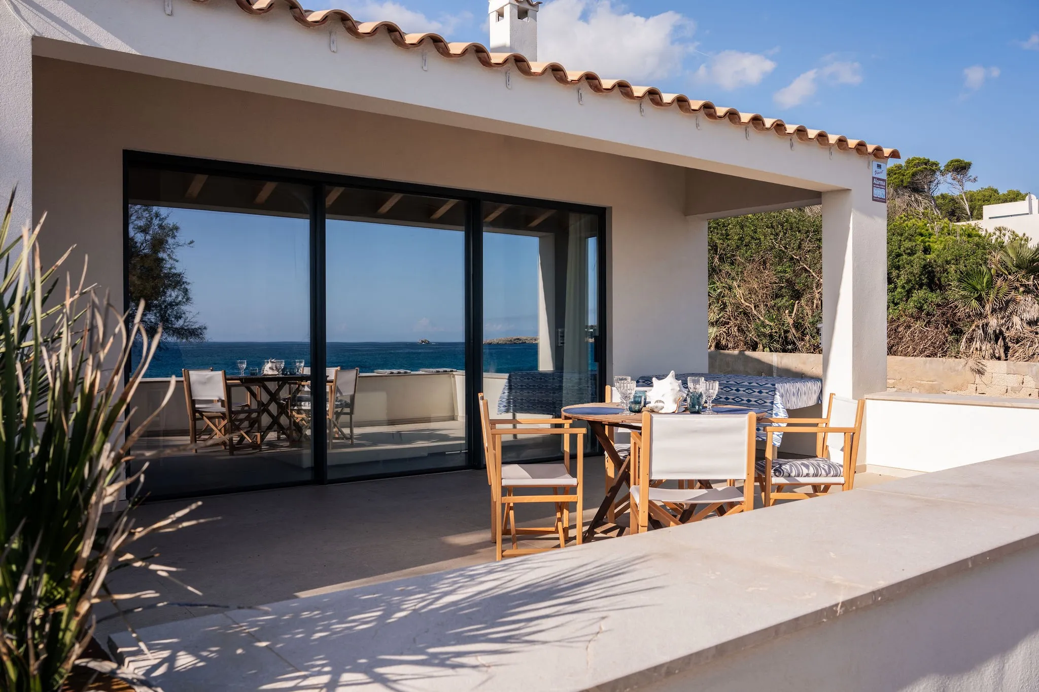 Descubre el lujo costero moderno: Casa en Capdepera con vistas al mar y acceso directo a la playa-1