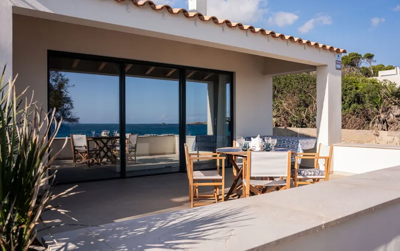Descubre el lujo costero moderno: Casa en Capdepera con vistas al mar y acceso directo a la playa