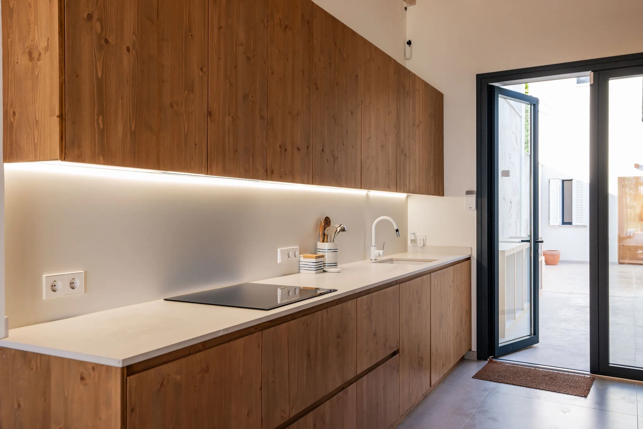 Descubre el lujo costero moderno: Casa en Capdepera con vistas al mar y acceso directo a la playa-9