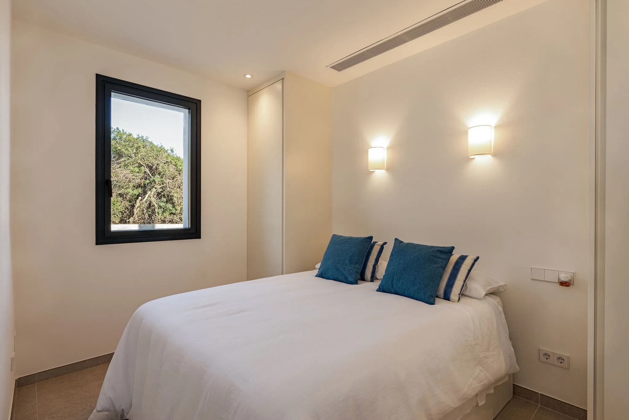 Descubre el lujo costero moderno: Casa en Capdepera con vistas al mar y acceso directo a la playa-12