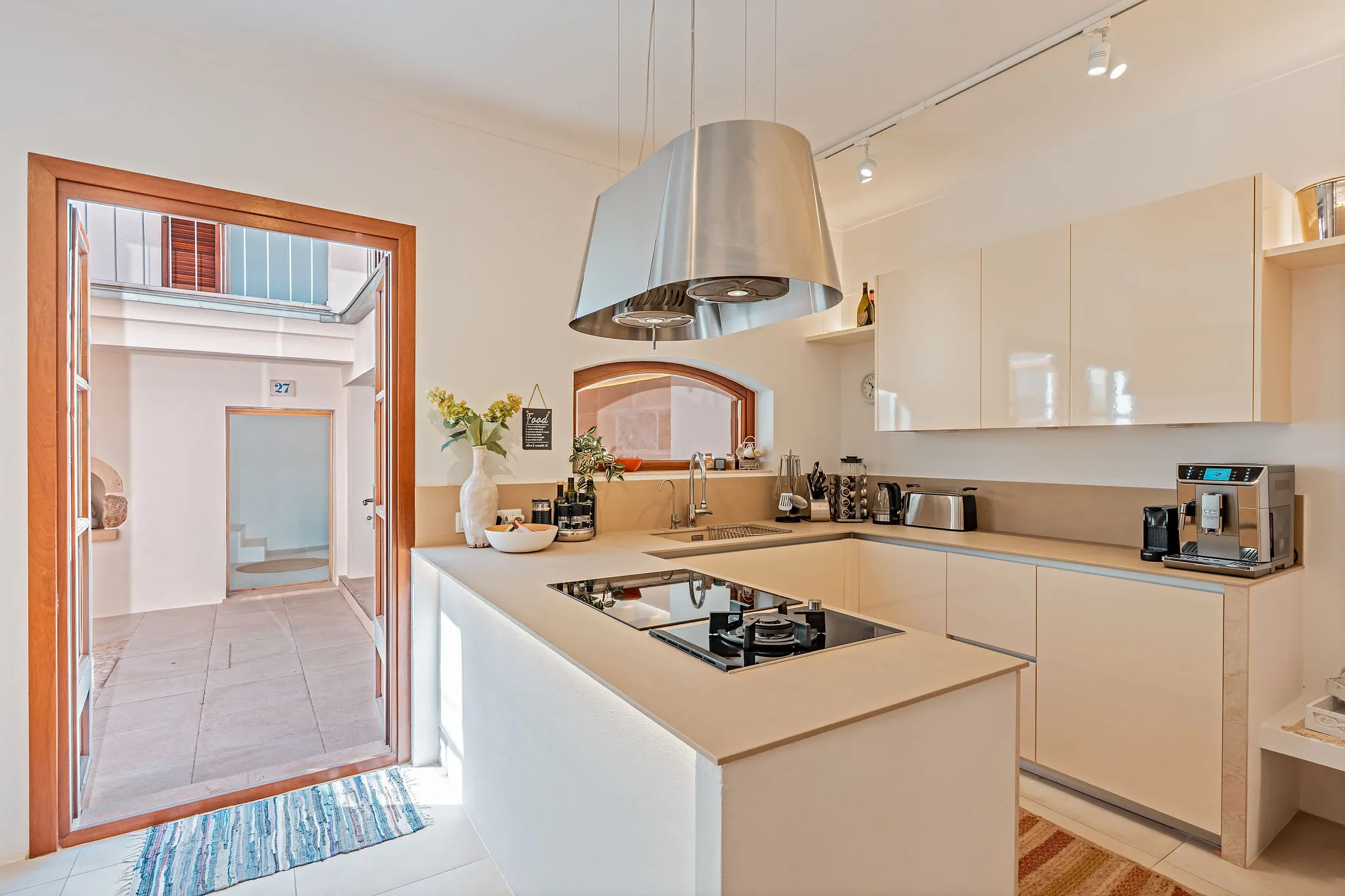 Nænsomt renoveret byhus med udlejningslicens i Artá-8