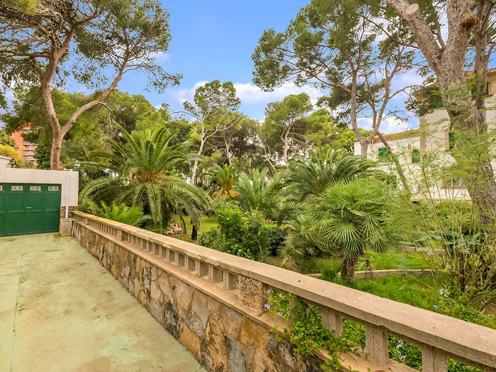 Stylishly renovated Villa in prime location – just steps from the sea-1