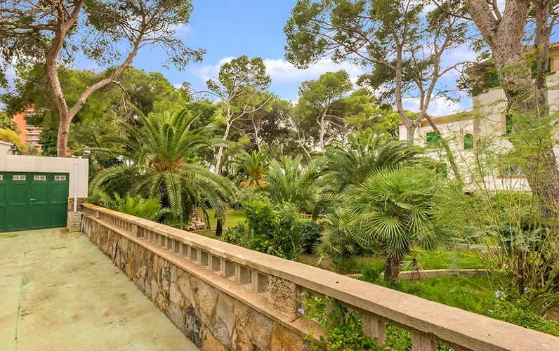 Stylishly renovated Villa in prime location – just steps from the sea