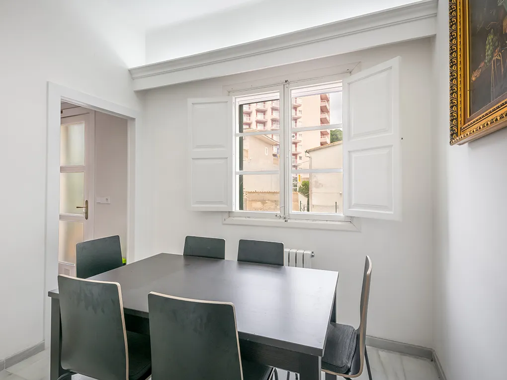 Stylishly renovated Villa in prime location – just steps from the sea-11