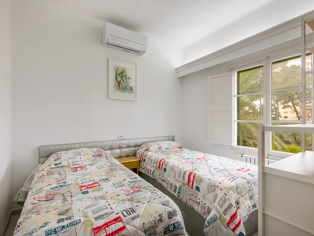 Stylishly renovated Villa in prime location – just steps from the sea-9