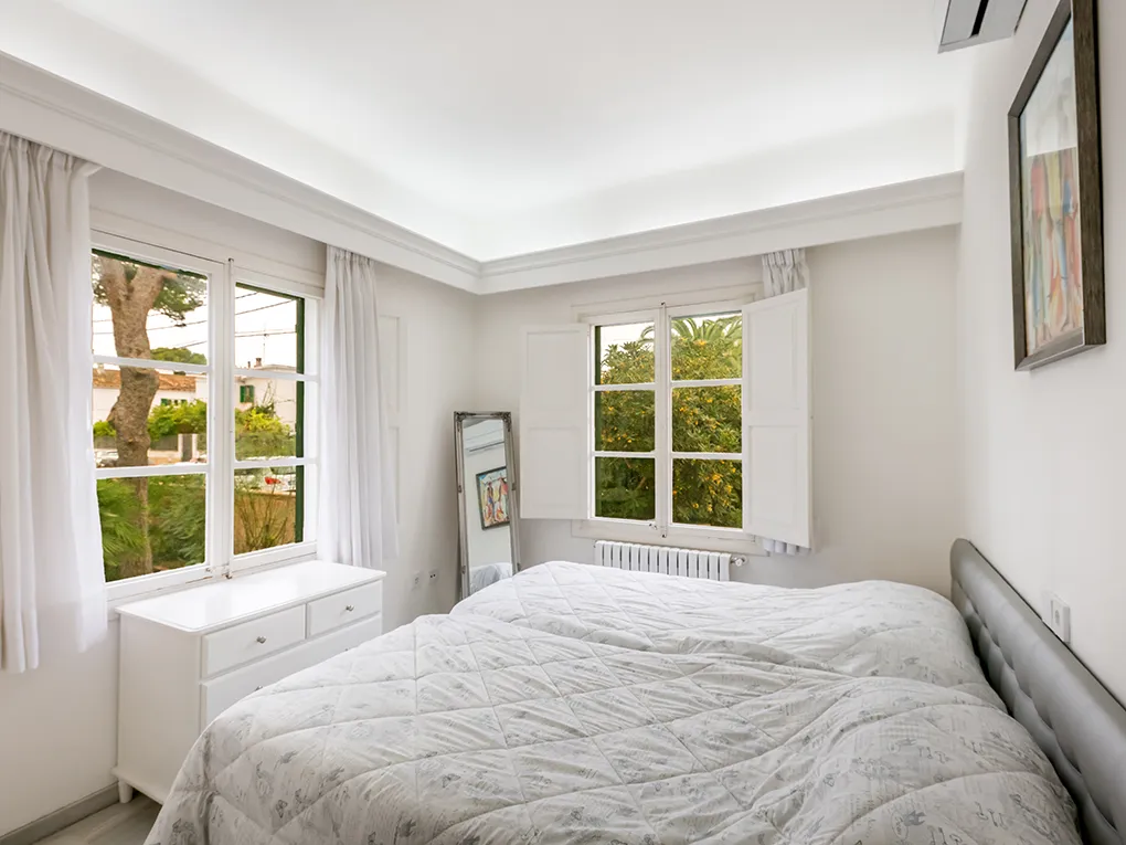 Stylishly renovated Villa in prime location – just steps from the sea-3