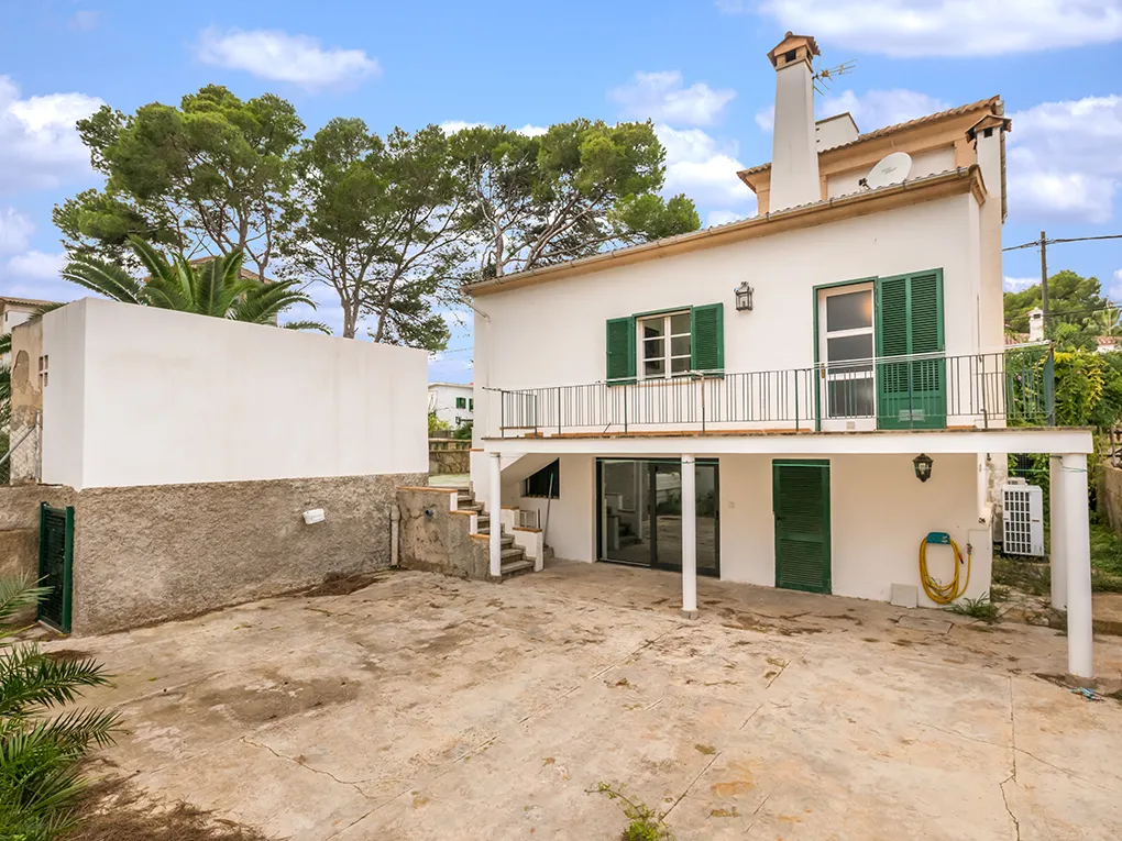 Stylishly renovated Villa in prime location – just steps from the sea-12