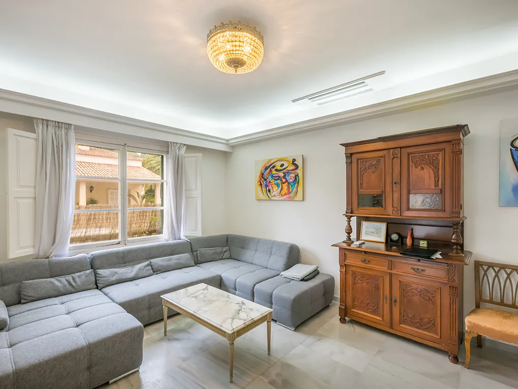 Stylishly renovated Villa in prime location – just steps from the sea-5